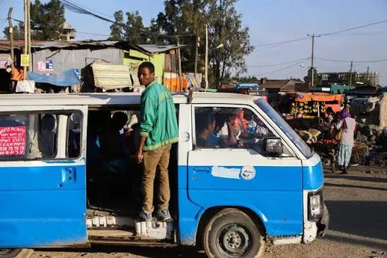 በትራንስፖርት ውስጥ ያለ ኤርፎን ቪዲዮዎችን መክፈት ያለመረበሽ መብትን እየጣሰ ነው ተባለ